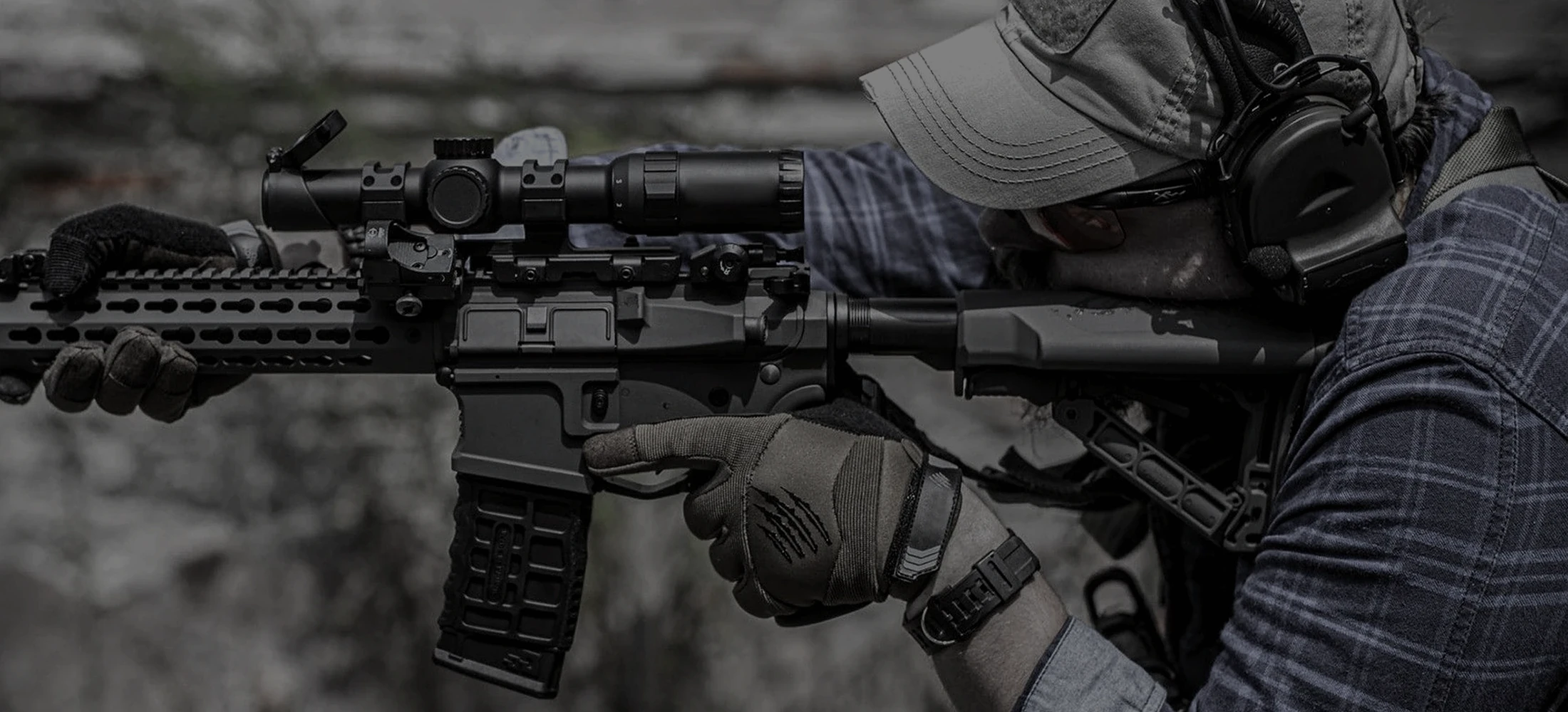 Jugador de airsoft con réplica
